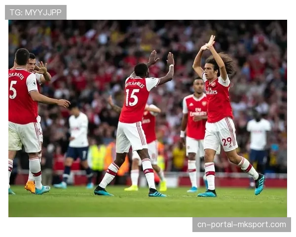 塞维利亚主场大雨滂沱,比赛两度中断,工作人员紧急处理积水